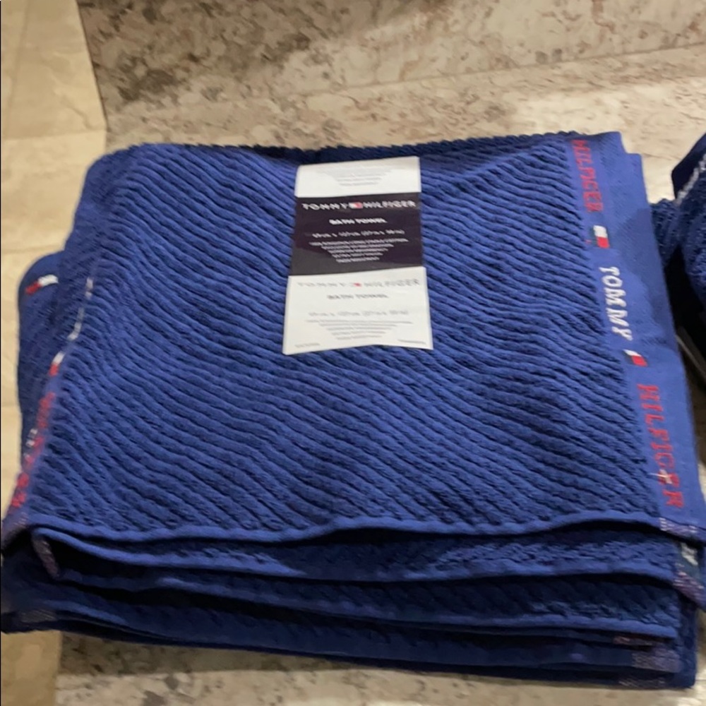 Tommy Hilfiger bath towels nwot...set of 2